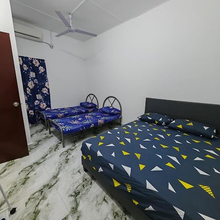 Homestay Banting #3, Islam, 1Bilik-6Pax, #Bilik1# 3Bed-2Tilamyoga-1Aircon, #Hall# Sofa-Kipas-Tv-Iron, #Dapur# Stove-Kettle-Periuknasi, #No Towel Bagian luar foto