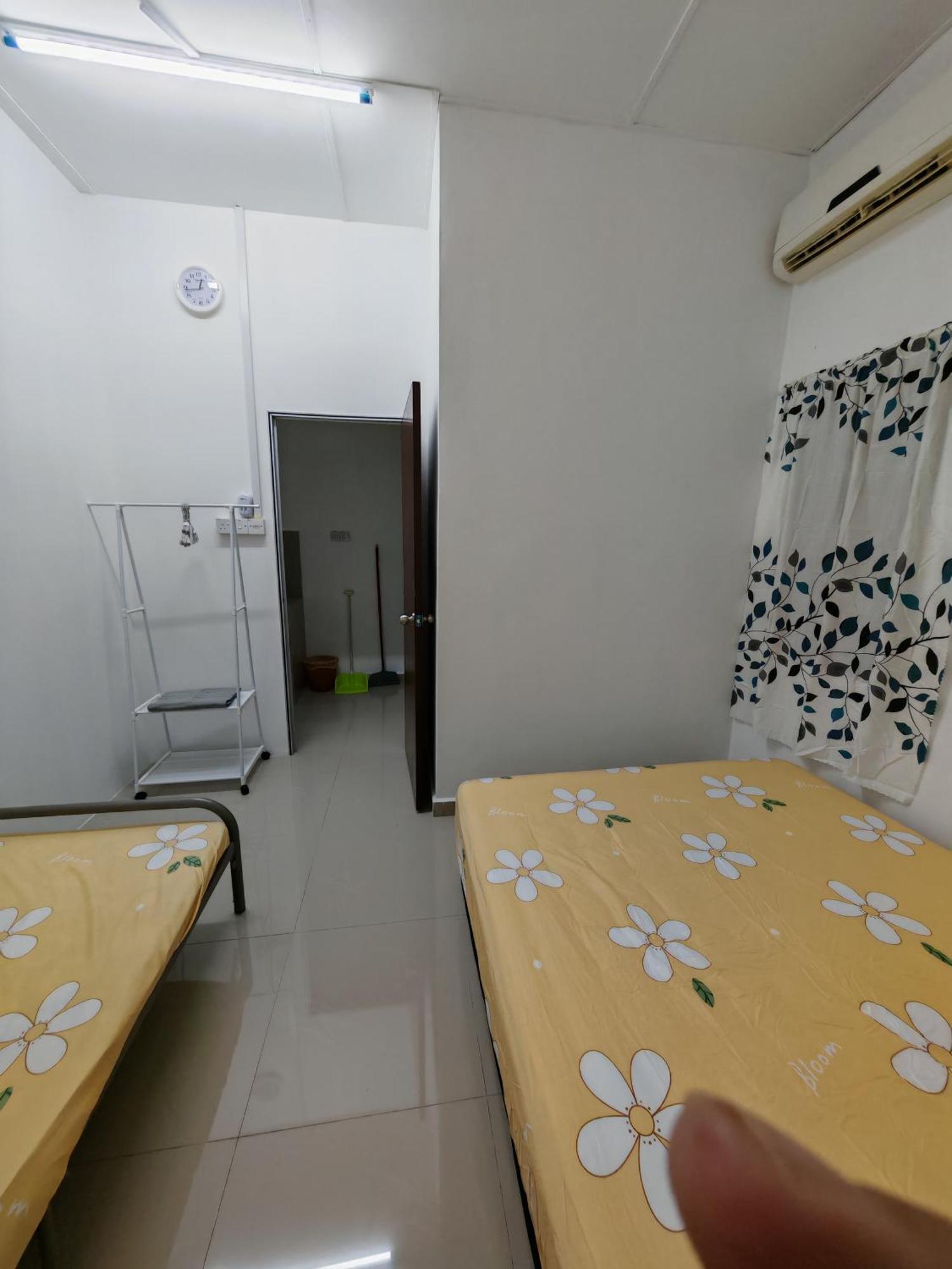 Homestay Banting #3, Islam, 1Bilik-6Pax, #Bilik1# 3Bed-2Tilamyoga-1Aircon, #Hall# Sofa-Kipas-Tv-Iron, #Dapur# Stove-Kettle-Periuknasi, #No Towel Bagian luar foto