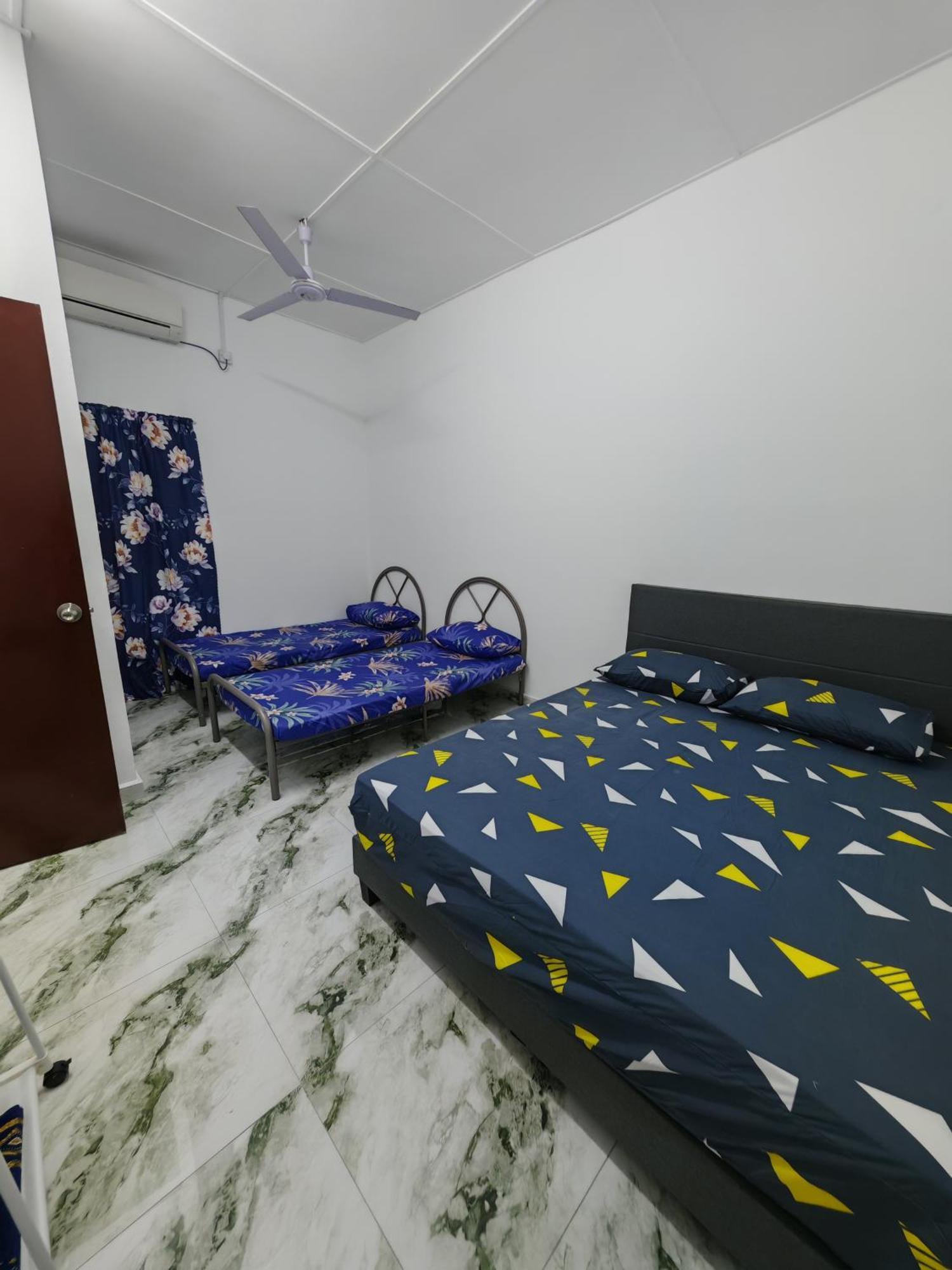 Homestay Banting #3, Islam, 1Bilik-6Pax, #Bilik1# 3Bed-2Tilamyoga-1Aircon, #Hall# Sofa-Kipas-Tv-Iron, #Dapur# Stove-Kettle-Periuknasi, #No Towel Bagian luar foto